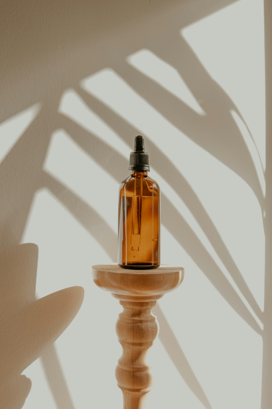 Minimalist shopping inspiration; illustrative stock photo